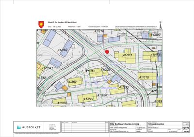 Situasjonsplan (tomtekart) som viser eiendomsnummer, bygninger og infrastruktur i området.