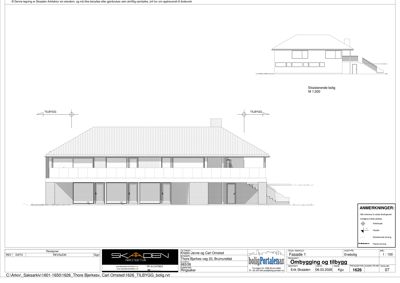 Fasadetegning som viser eksisterende og nytt bygg med tilbygg, inkludert detaljer om materialer og trapper.