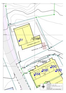 Situasjonsplan som viser tomtens form, bygningers plassering (gult), garasjeplasser (rødt), veier (grønn), og nabolagsgrenser.