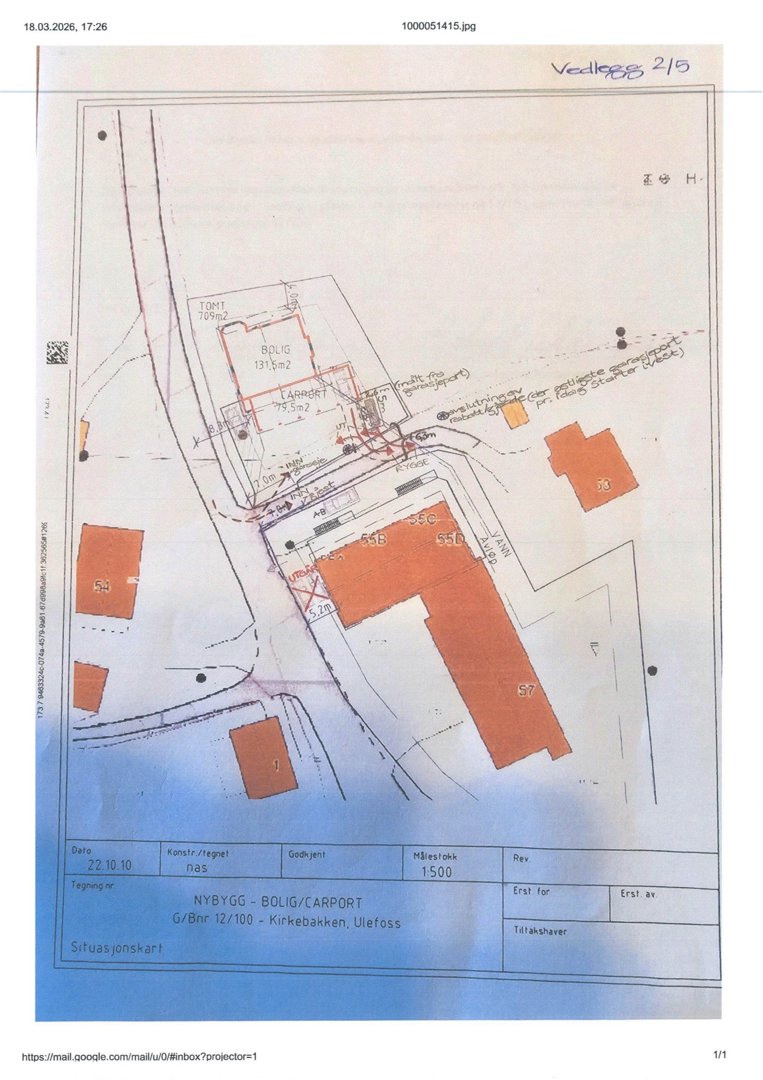 Situasjonsplan som viser tomtens grenser, nabobebyggelse, veier og planlagt plassering av ny bolig og carport.