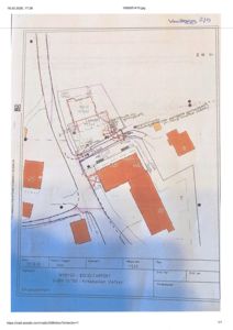 Situasjonsplan som viser tomtens grenser, nabobebyggelse, veier og planlagt plassering av ny bolig og carport.