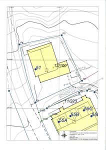 Situasjonsplan som viser tomtens form, konturer (konturlinjer), nabotomter, veier og bygningsplasseringer med arealopplysninger (f.eks. 12/100).