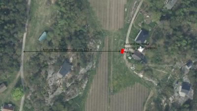 Flyfoto eller satellittbilde av et område med markerte avstander til vei og nabobygninger.