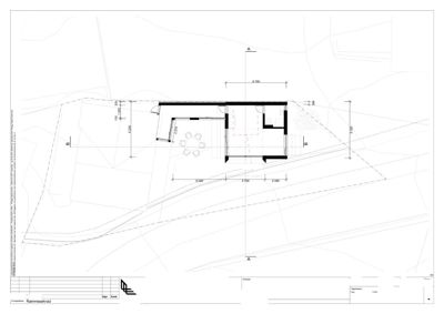 Situasjonsplan som viser plassering av hovedhus og tilbygg i forhold til tomme og bakkeforhold.