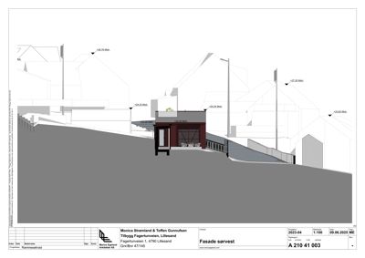 Fasadetegning (oppriss) av en bygning sett fra sørvest, med høydemålinger og omgivende terreng.