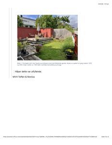 Fotografi av en bakgård med en terrasse, en rød vegg og en grønn hage.