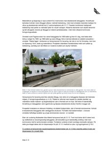 Fotografi av en hvit muret hagegjerde med postkasser, sett fra gatene side.