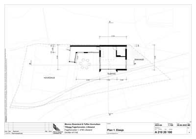 Situasjonsplan som viser plassering av hovedhus og tilbygg i forhold til tomme og bakkeforhold.