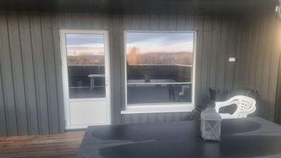 Fotografi av en terrasse eller veranda med en dør og et vindue.