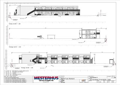Snittegning som viser bygningens tverrsnitt, høyder og forhold til terreng.