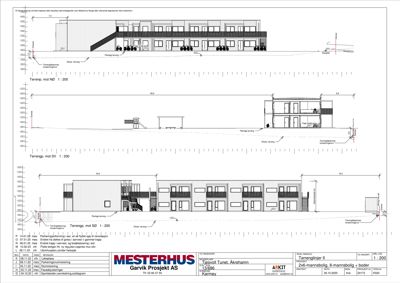Snittegning som viser tverrsnitt gjennom en 2x6-mannsbolig med boder, inkludert høydeangivelser og terrennforhold.