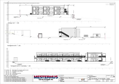 Tegning som viser tverrsnitt gjennom bygningen med oppgitt høyder, terrengprofiler og konstruksjonsdetaljer.