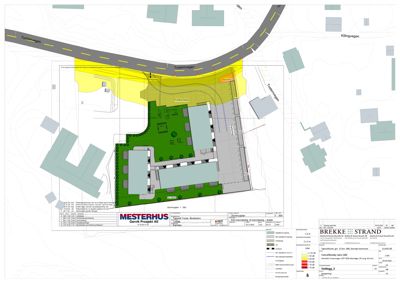 Situasjonsplan som viser tomtens beliggenhet, omgivende infrastruktur (veier), bebyggelse, parkeringsområder og terrengforhold.