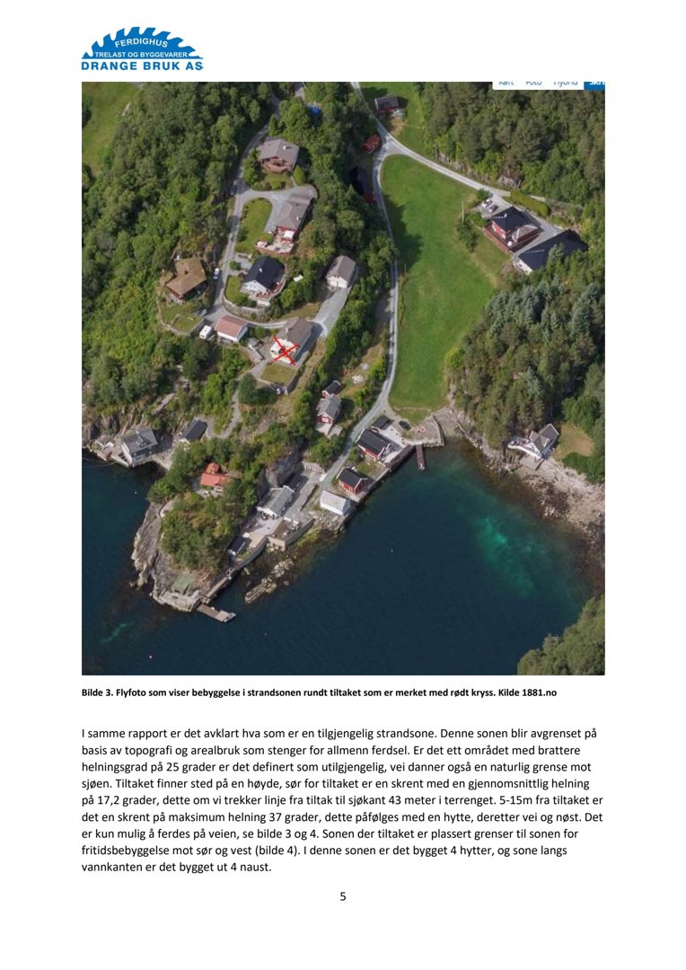 Fotografi (flyfoto) som viser bebyggelse i en strandsone med en markert tomt.