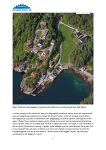 Fotografi (flyfoto) som viser bebyggelse i en strandsone med en markert tomt.