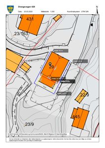 Situasjonsplan som viser tomtens grenser, nabotomter, høydeforhold (konturlinjer) og bygningsplasseringer.