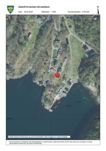 Kartutsnitt fra Norkart AS som viser et område med bygninger, vei og kystlinje. Det er merket med et rødt sirkelmerke som indikerer en spesifikk tomt eller byggeplass.