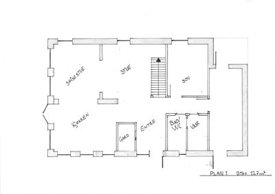 En håndtegnet etasjeplan (PLAN 1) som viser romfordeling, vegger, dører og trapp i en bolig. Rommene er merket med navn som 'STUE', 'KJØKKEN', 'SOV', 'BAD/WC' osv.