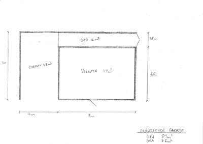 En håndtegnet etasjeplan (eller grunnplan) av en eksisterende garasje, som viser romfordeling (carport, bod, verksted) og mål.