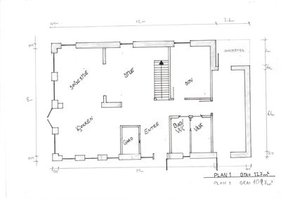 Etasjeplan (PLAN 1) som viser romfordeling (stue, soverom, kjøkken, bad) og dimensjoner for et hus.
