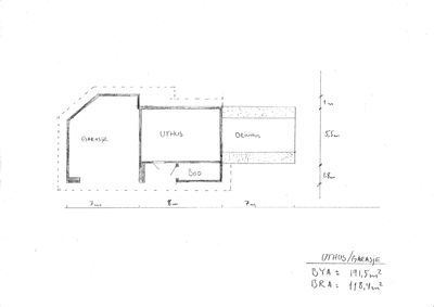 En håndtegnet etasjeplan som viser romfordeling for et utbyggingsprosjekt med garasje, uthus og delerhus, inkludert mål og arealoppsummering.