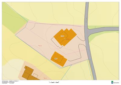 Situasjonsplan som viser tomtens grenser, plassering av bygninger (gule felter), veier (grå felt) og topografi (konturlinjer).