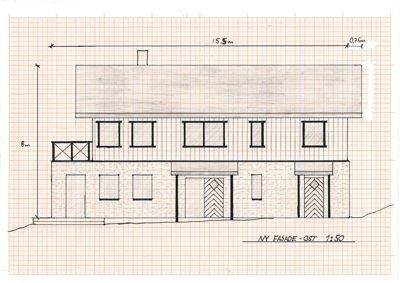 En håndtegnet fasadetegning (opprikk) av en bygning sett fra øst, med angitte mål og vindusoppsett.