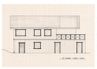 Tegning av en fasade (vest) med vinduer, dører og balkong.