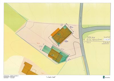 Situasjonsplan som viser tomtens form, grenser, plassering av bygninger (BRA-hus og garasje), veier (Høllervegen) og topografi.