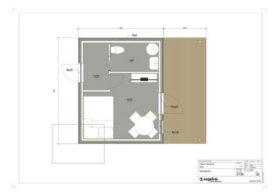 Plantegning av en hytte med romfordeling (soverom, stue, bad), dimensjoner og utvendig terrasse.