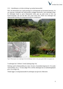 Fotografi av en skråning med stein, grus og sand, inkludert en mindre kartutsnitt i venstre side.