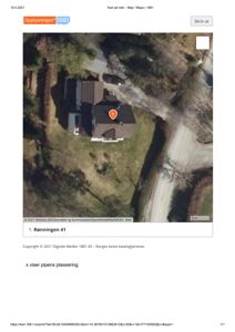 Flyfoto eller kartutsnitt som viser bygningens plassering i forhold til omgivelsene, med en markør for pipens plassering.
