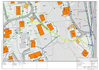 Situasjonsplan som viser tomtene, eksisterende bygninger, vegnett og planlagte tiltak (grønn/gul linje) i et boligområde.