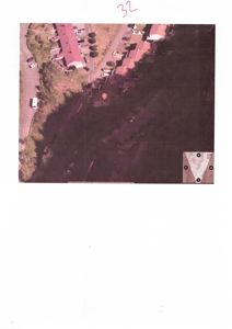 Satellittbilde (flyfoto) av et boligområde med en markert tomt og en nedsatt orienteringskart i hjørnet.