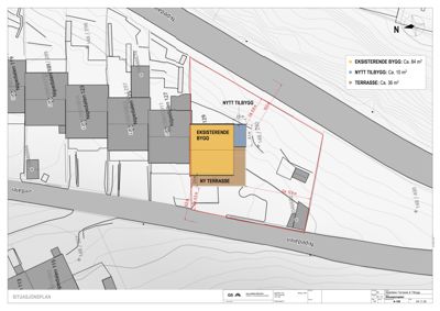 Situasjonsplan som viser eksisterende og nytt bygg, terrasse, samt nabolag og topografi.