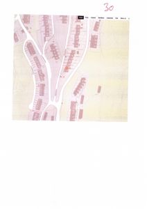 Kart over et boligområde med gater, tomtegrenser og bygninger. En markør peker på en spesifikk tomt.