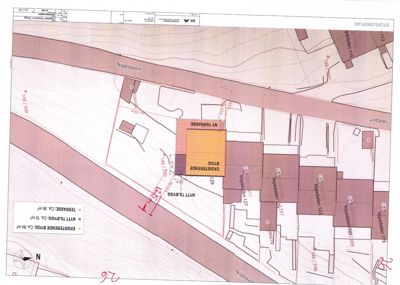 Situasjonsplan som viser tomt, nabolag, eksisterende og planlagt bygning (Nipedaalen 129), samt høydemålinger og retning.