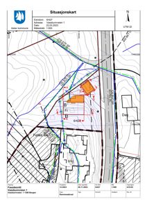 Situasjonskart som viser eiendomsgranser, vegnett, høydeforhold og bygningens plassering i forhold til omgivelsene.