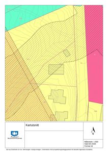 Situasjonsplan eller kartutsnitt som viser tomtens form, høydemålinger (konturlinjer), og bygningsplasseringer.