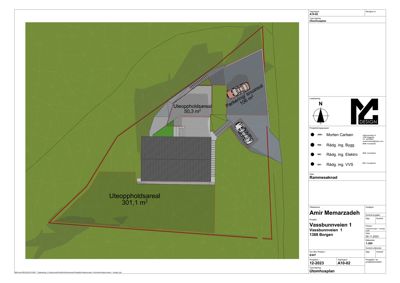 Situasjonsplan som viser tomtens grenser, bygningens plassering, uteoppholdsarealer og parkeringsareal.