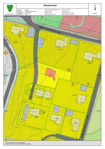 Situasjonskart som viser eiendomsnummer, adresser, vegnavn og topografi for et område.