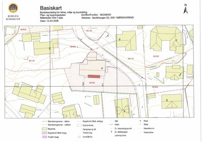 Situasjonsplan (Basiskart) som viser tomtens beliggenhet, nabotomter, vegsystem, høydemålerlinjer og arealbruk.