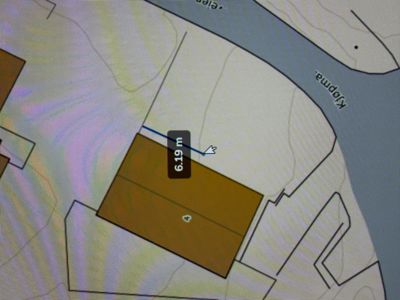 Situasjonsplan som viser tomt, bygning og vannveg (Kjopna).