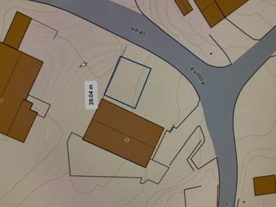 Situasjonsplan som viser tomtens plassering i forhold til veier (Kjopma, Jelen) og nabobebyggelse.