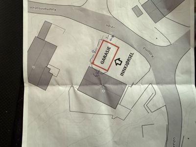 Situasjonsplan som viser tomtens form, bygningers plassering (garasje og hovedbygning), veier (Kjøpmannsveien, Kjøpmå) og innkjørsel.