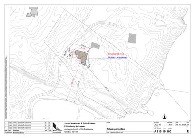 Situasjonsplan som viser tomtens form, høydemålerlinjer, eksisterende bebyggelse og planlagt plassering av ny bygning.