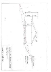Snittegning som viser tverrsnitt gjennom en bygning med angitte mål og terrengforhold.