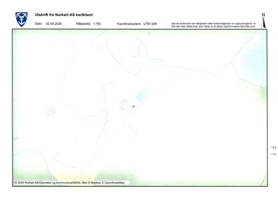 Kartutsnitt fra Norkart AS som viser topografi, vannløp og to bygninger på en tomt.