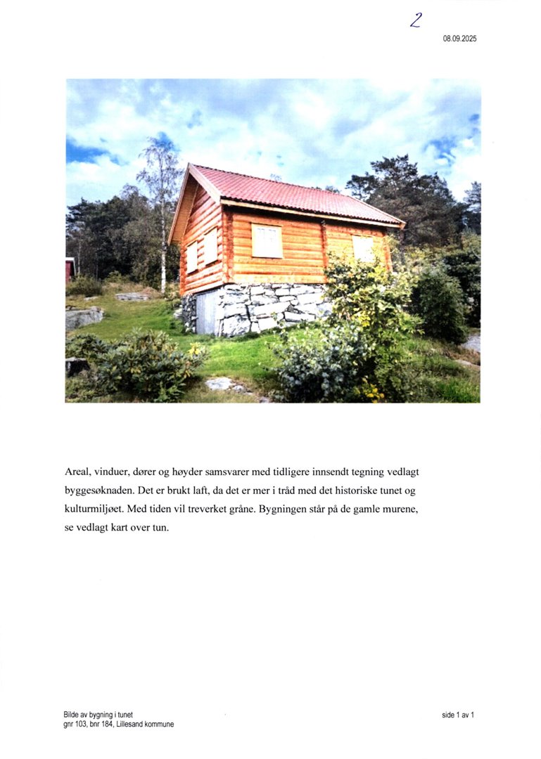 Fotografi av en liten, trehytte med steinfundament og rødt tak, plassert i et grønt område med trær og busker.