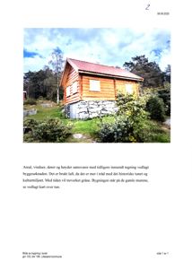 Fotografi av en liten, trehytte med steinfundament og rødt tak, plassert i et grønt område med trær og busker.